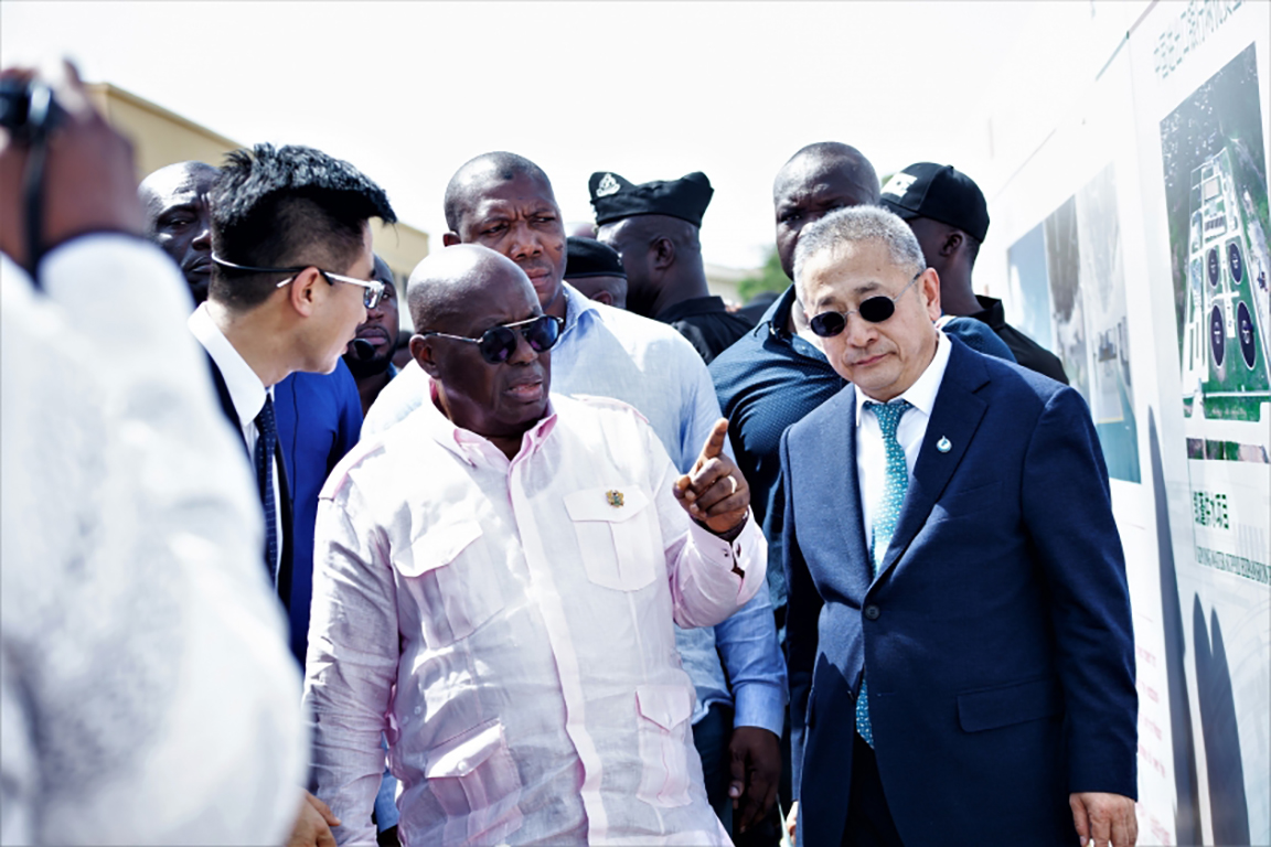 President Akufo-Addo with some of the Chinese Representatives