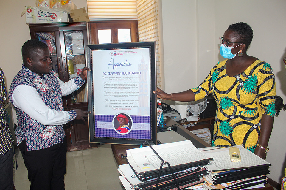 Former PRO for GRASAG-UEW, Mr. Anthony Woode-Eshun presenting the citation to Dr. Adu on behalf of Executives for the 2020/2021 academic year 