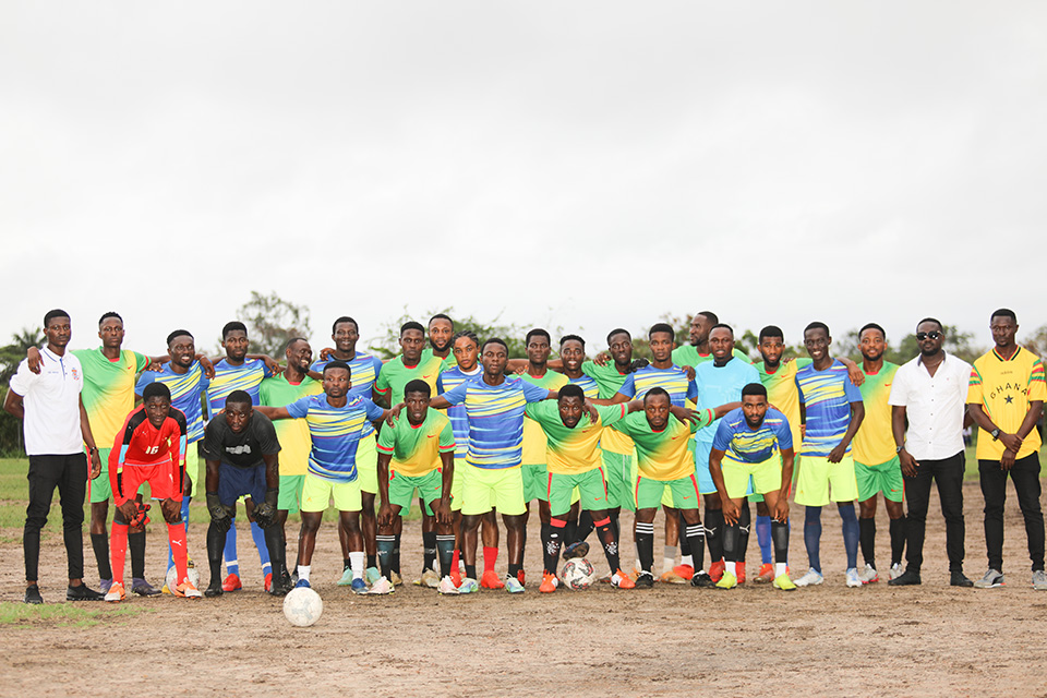 A group picture of the two football teams 