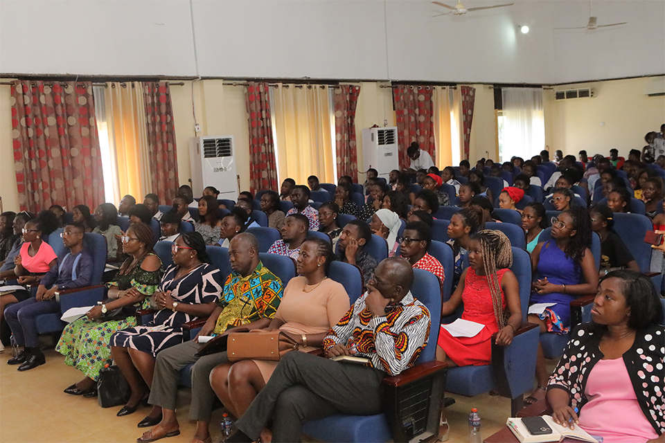 SCMS faculty members and students at the seminar