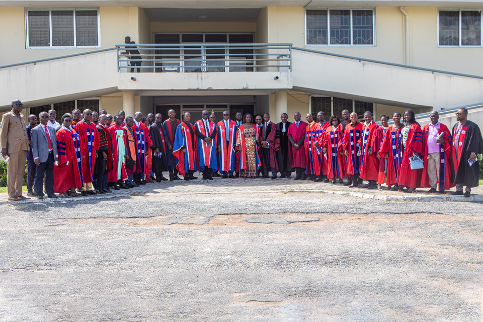 A group picture of principal officers and faculty members 