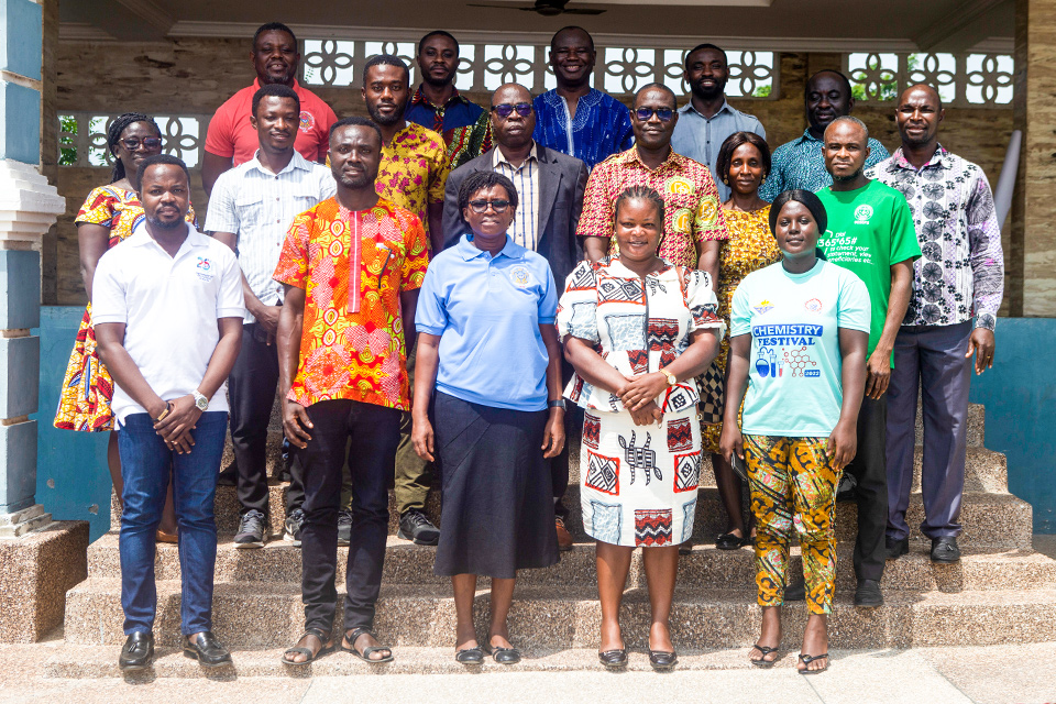 A photograph of the chemistry outreach team and the JHS teachers