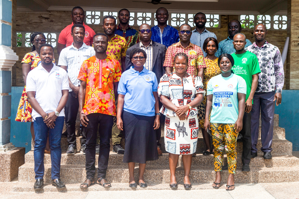 A photograph of the chemistry outreach team and the JHS teachers 