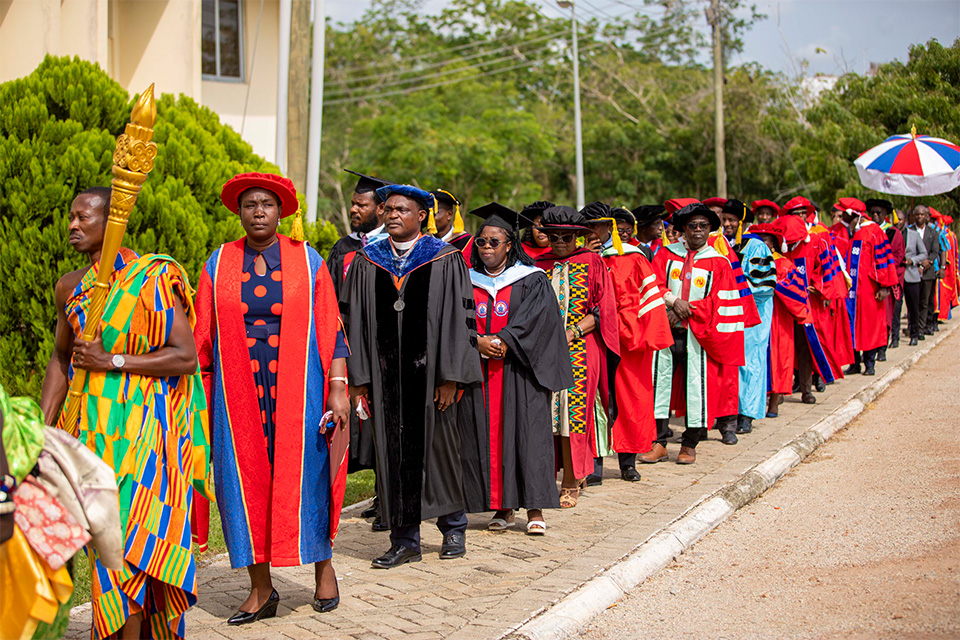 Convocation members proceeding to the auditorium 